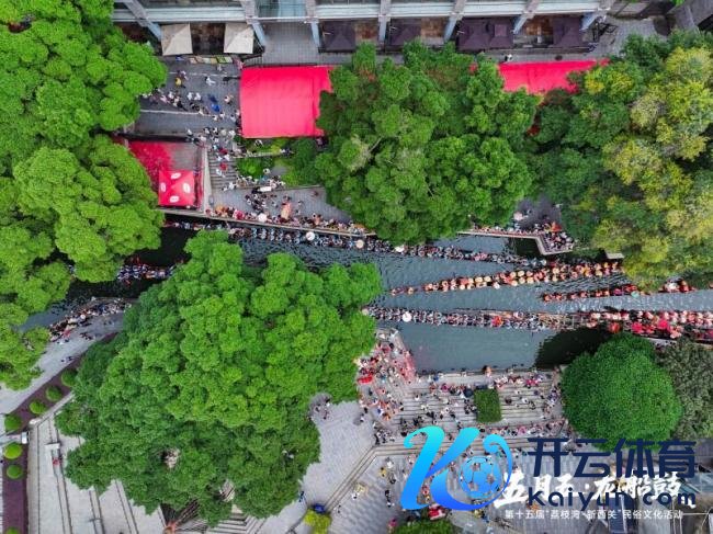 25艘龙船巡游广州荔湾湖