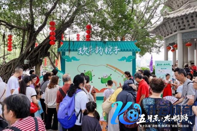 25艘龙船巡游广州荔湾湖 展现广府龙舟文化魔力