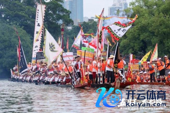 25艘龙船巡游广州荔湾湖 展现广府龙舟文化魔力